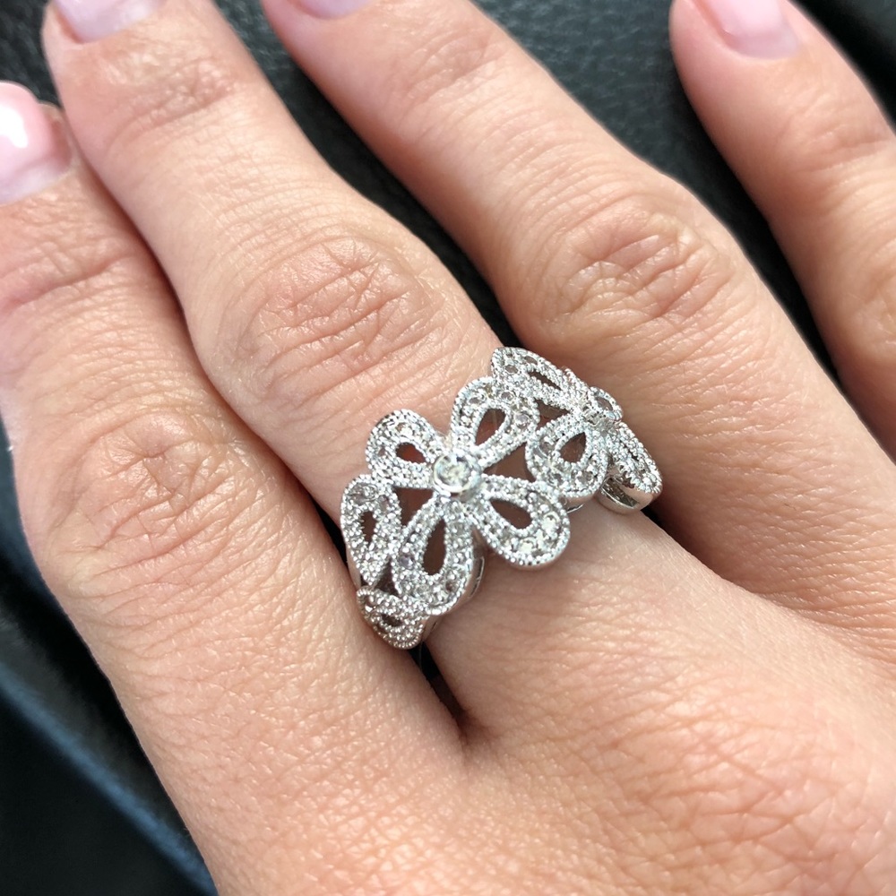 Lia Sophia flower ring size 7